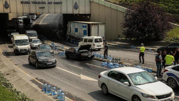 Sultangazide virajı alamayan TIRın dorsesindeki damacanalar yola savruldu