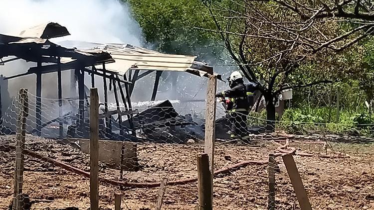 Hayvanlarını kabul etmeyen akrabasının ahırını yaktı