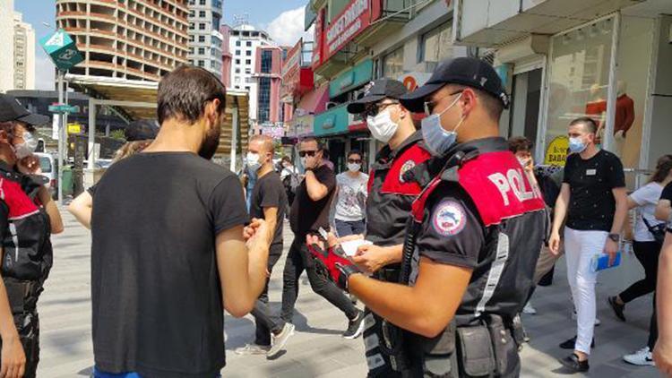 Bursada polisler ceza uyarısı yapıp, maske dağıttı