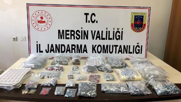 Mersinde 1 milyon TL değerinde araç kumandası ve logosu bulundu