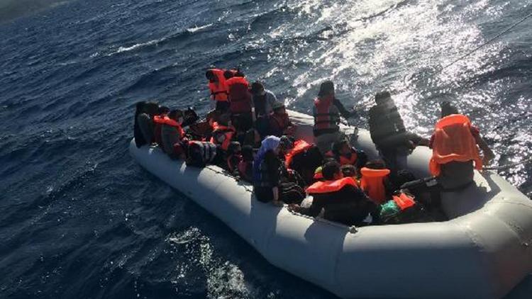 Yunanistanın ölüme terk ettiği 29 kaçak göçmen kurtarıldı
