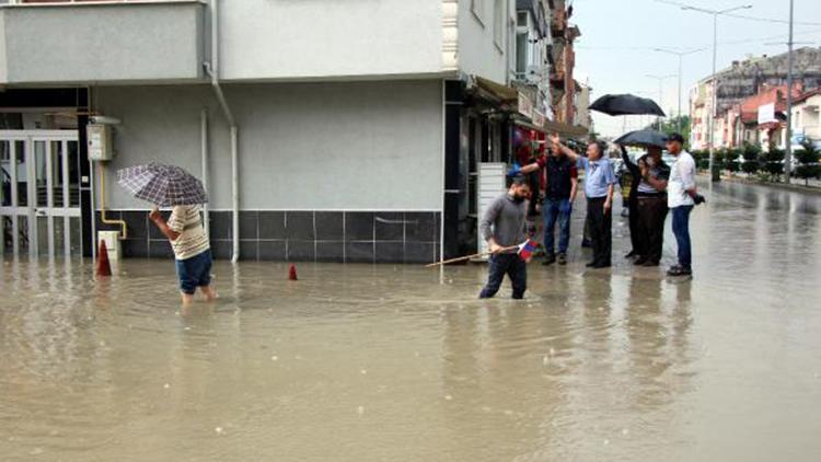 Boluda sağanak; evleri su bastı