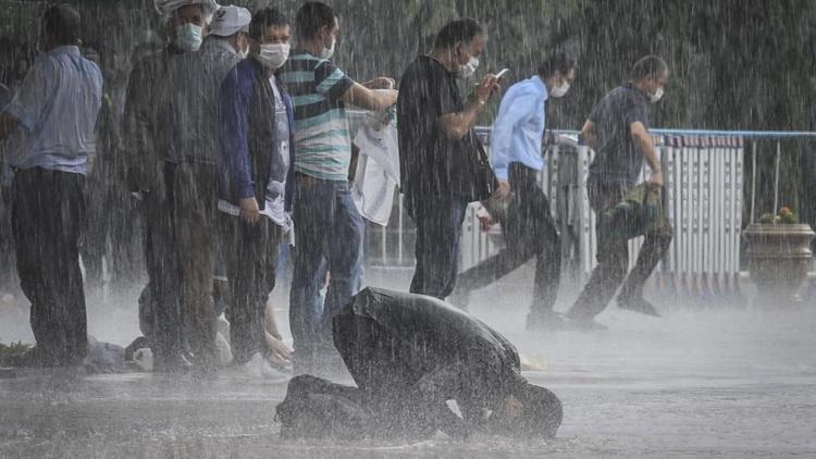 Sağanak yağmur altında cuma namazı