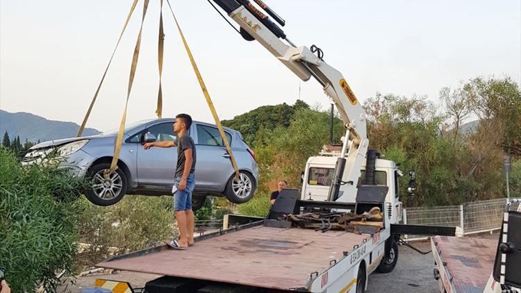 Hastane otoparkında iki otomobil uçuruma yuvarlandı