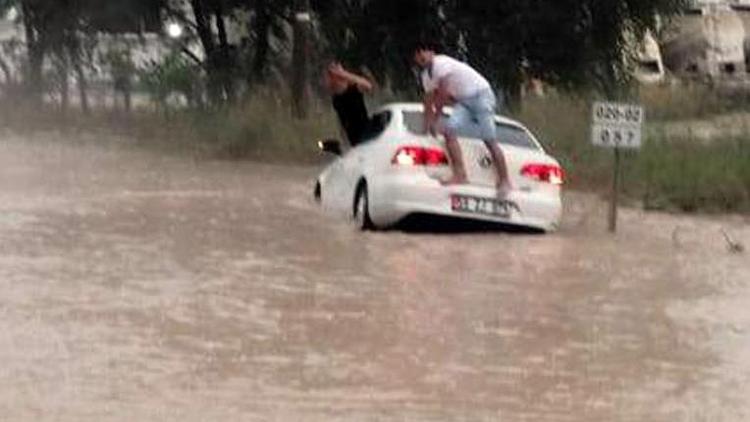 Selden yol kapandı, mahsur kaldılar