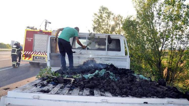 İzmarit atılan mangal kömürü yüklü kamyonette yangın