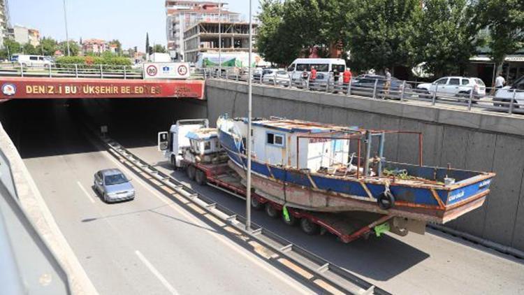 Tekne yüklü TIR, alt geçitten geçemedi