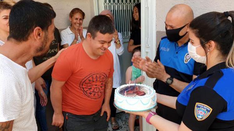 Polisten down sendromlu gence doğum günü sürprizi