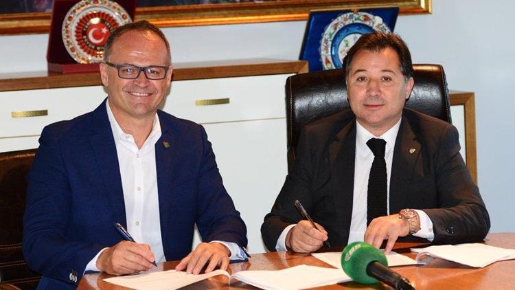 Son dakika İrfan Buz, Bursaspor ile sözleşme imzaladı