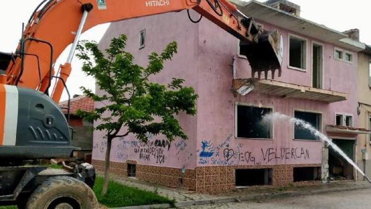 Eskişehir’de metruk ve riskli binalar yıkılıyor