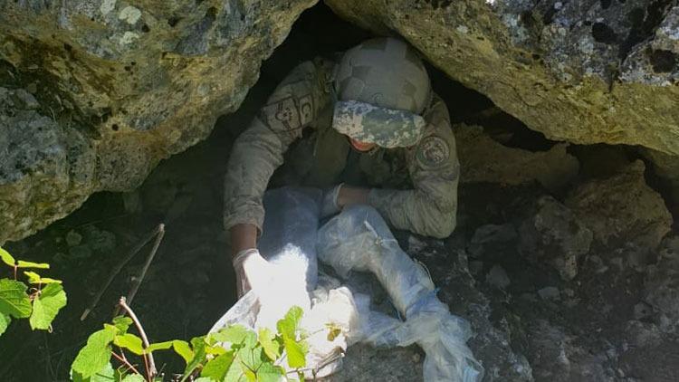 Hakkaride, PKKlı teröristlere ait silah ve mühimmat ele geçirildi