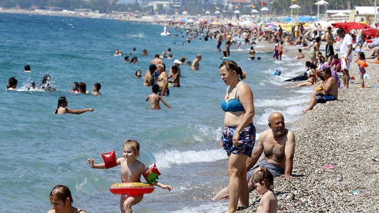 Antalyada sıcak havada bunalan denize koştu, mesafe unutuldu