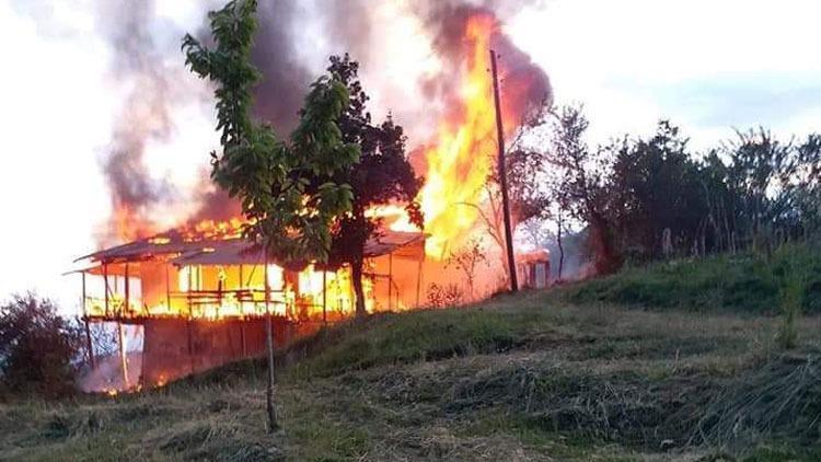 Artvin’de 2 katlı ahşap ev, alev alev yandı