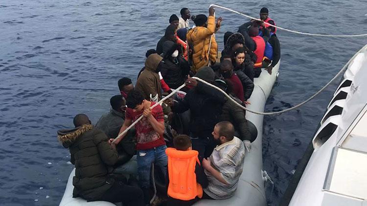 Yunanistanın Türk karasularına bıraktığı onlarca kaçak göçmen kurtarıldı