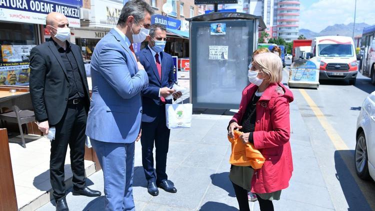 Tedbirleri anlatıp maske dağıttı