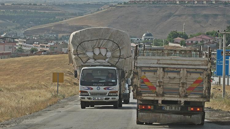 Saman yüklü araçların trafikte tehlikeli seyri kamerada