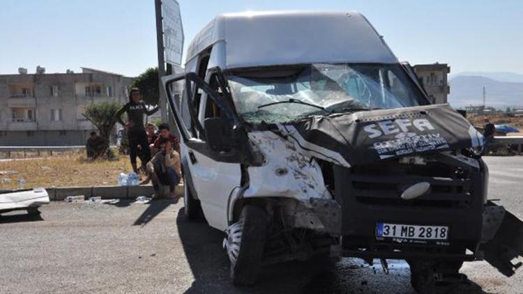 Gaziantepte düğüne giden minibüsler çarpıştı: 11 yaralı