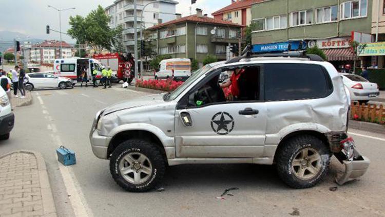 Otomobille çarpışan cip, takla attı; sürücüsü yaralı