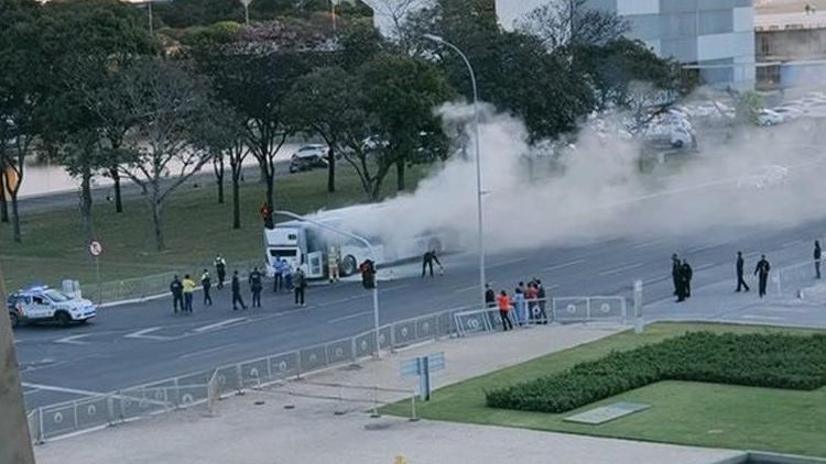 Bolsonaro defol diyerek otobüsü yaktı