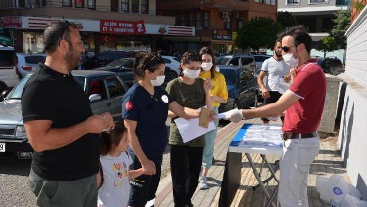 Büyükşehir, YKS sınavı öncesi su, maske ve kalem dağıttı
