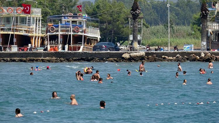 Tatilciler güneşli havanın keyfini çıkardı