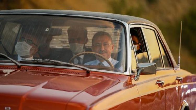 Cumhurbaşkanı Yardımcısı Oktay, hemşehrisinin klasik otomobilini kullandı