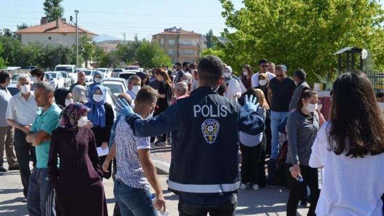 Veliler sosyal mesafeye uymadı, polis uyardı