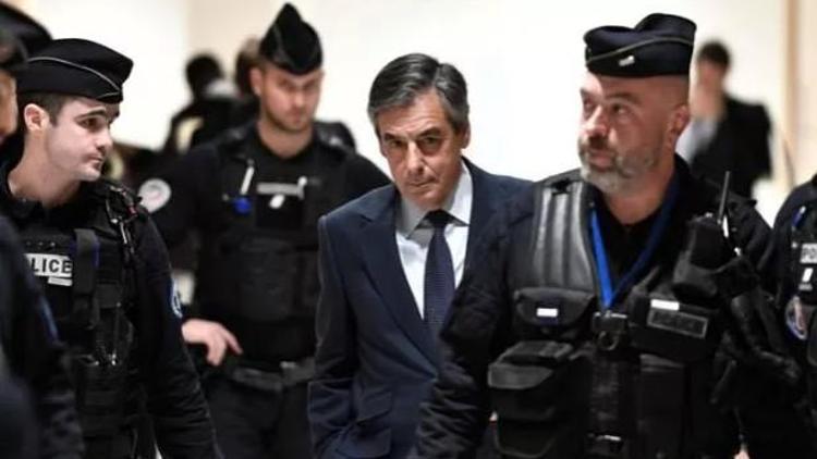 Eski Fransa Başbakanı Fillon’a 5 yıl hapis cezası