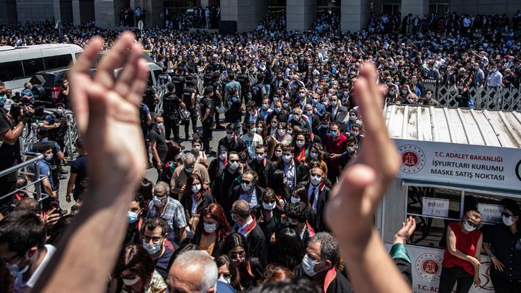 İstanbul Adalet Sarayı önünde Savunma Mitingi