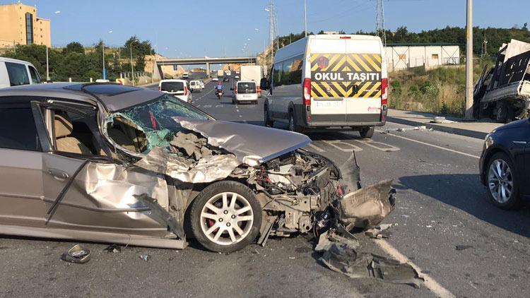 Hurdaya dönen otomobilden burnu bile kanamadan çıktı