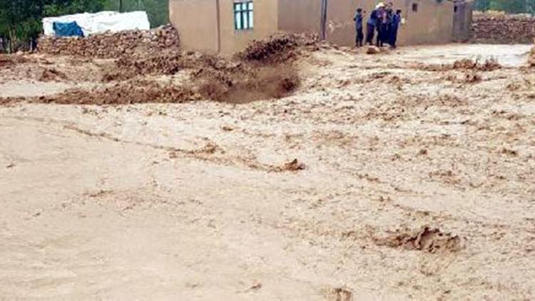 Başkale’de sağanak, tarım arazilerine zarar verdi