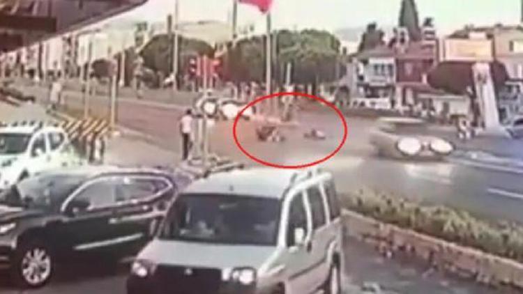 İzmirde motosiklet ile otomobilin çarpıştığı kaza kamerada