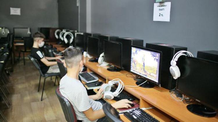 Diyarbakırdaki internet kafeler, koronavirüs tedbirleriyle kapılarını açtı