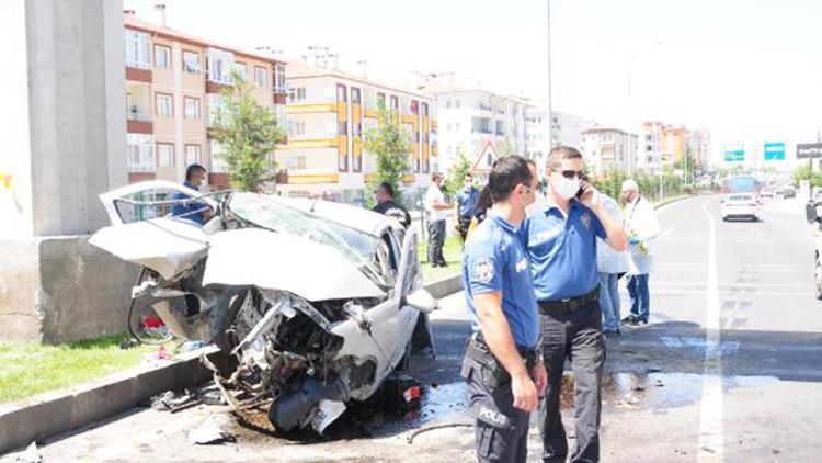 Üst geçidin ayağına çarpan otomobilin sürücüsü öldü