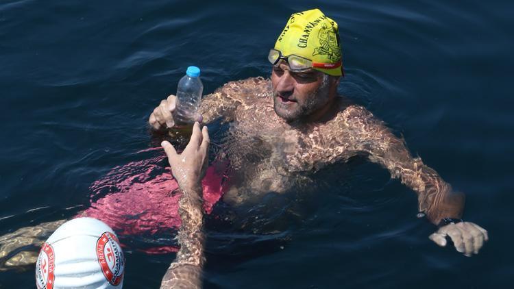 Milli yüzücü Emre Seven, Kabotaj Bayramı sebebiyle Kartaldan Yalovaya yüzüyor