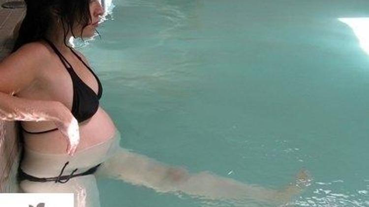 Yaz gebeleri yüzerek sağlık buluyor