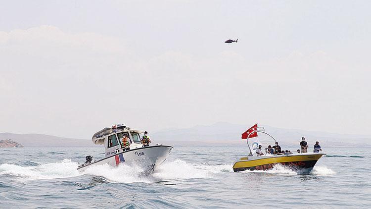 Van Gölünde dram: 55-60 göçmeni taşıyan tekne battı, 6 cansız bedene ulaşıldı