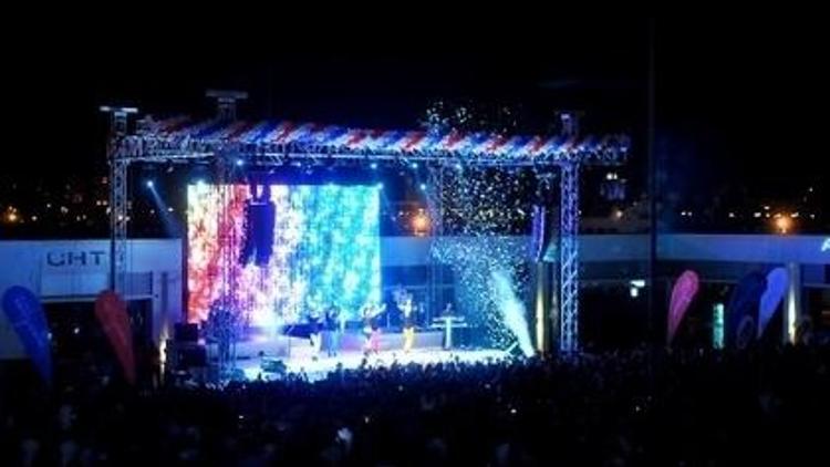 Pinhani Konser için Sahnede