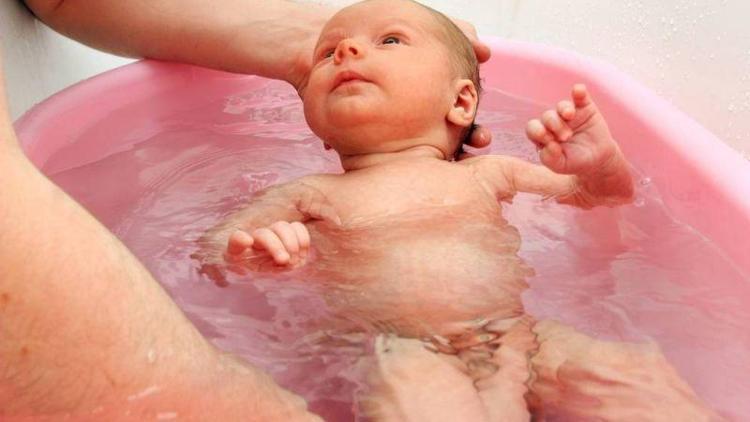 Tüm ayrıntılarıyla yeni doğan bebek banyosu