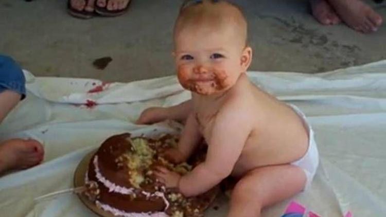 Bakın pastaya ne yaptı!