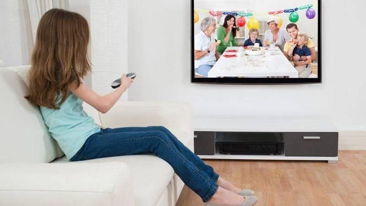 Çocuğunuzun hayatında televizyona yer vermeyin!