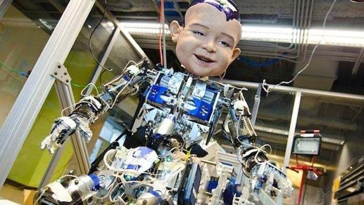 Görenleri şaşkına çeviren bebek robot