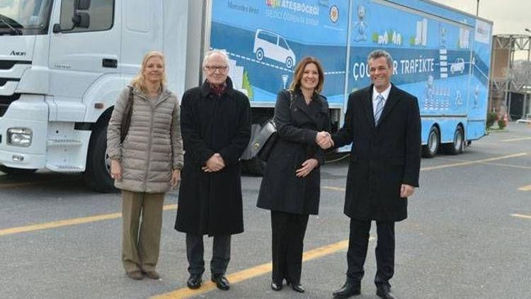 Mercedes-Benz çocuklara trafik eğitimi için yola çıkıyor