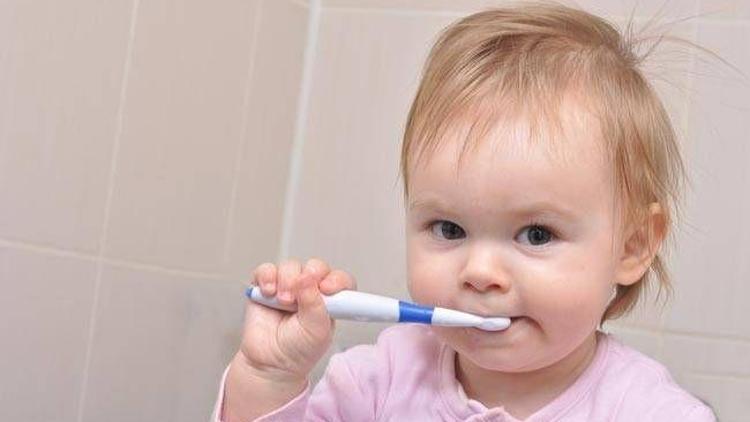Diş çürüğünüz bebeğinize bulaşabilir!