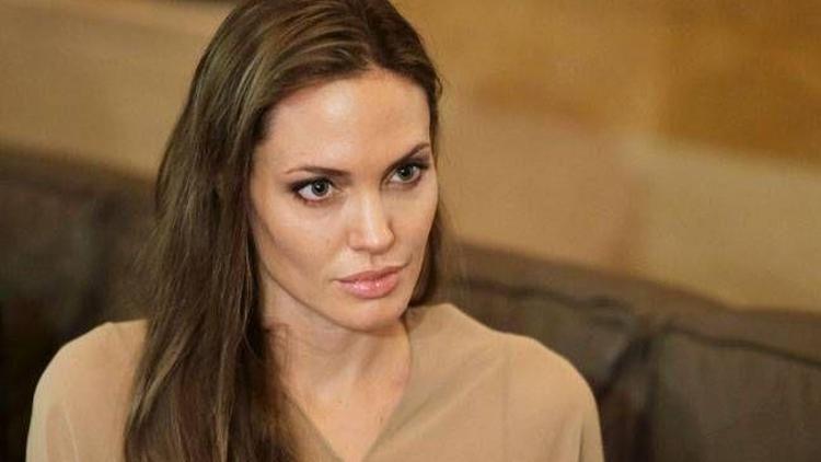 Angelina Jolie iki memesini de aldırdı