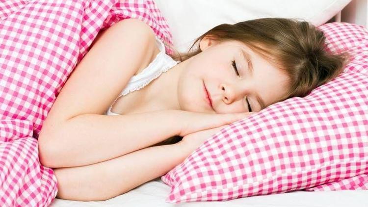 Çocuğun uykusu okula başlamadan düzene sokulmalı