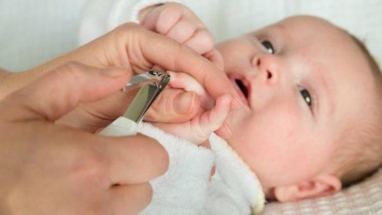 Bebeğin tırnağını kesmenin pratik yolları