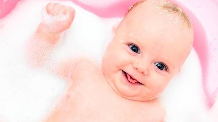 Adım adım bebek banyosu nasıl yaptırılır?