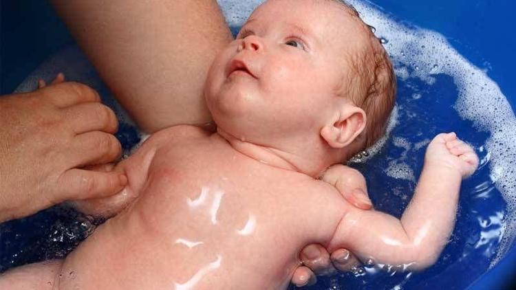 Yeni doğan bebek haftada 2-3 kere yıkanmalı