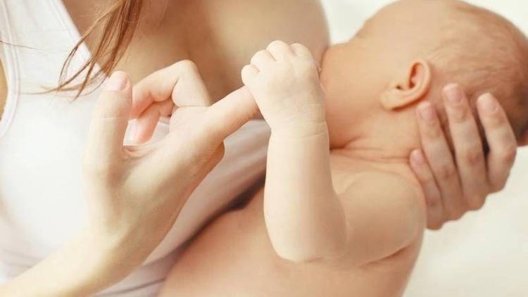 Yeni doğan bebeklerde emzirme düzeni nasıl olmalıdır?